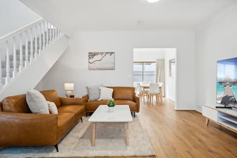 Coastal Luxury: 3-Bed Townhouse 150m from Beach