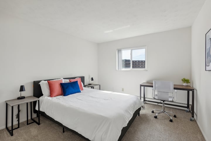 Midtown 3602i Cozy & Comfy I Free Parking - Parma, OH
