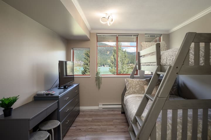 חדר שינה שני נעים שמתאים לארבעה אנשים, עם מיטת קומותיים וטרנדל.