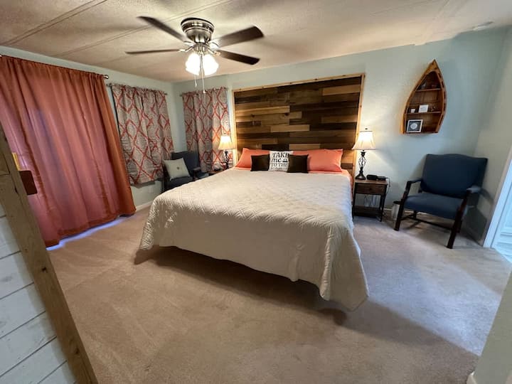 Spálňa č.1 má pohodlnú posteľ King, televízor a elektrický krb. Zahŕňa tiež kúpeľňu v apartmáne a šatník so stropom lemovaným cédrom.  