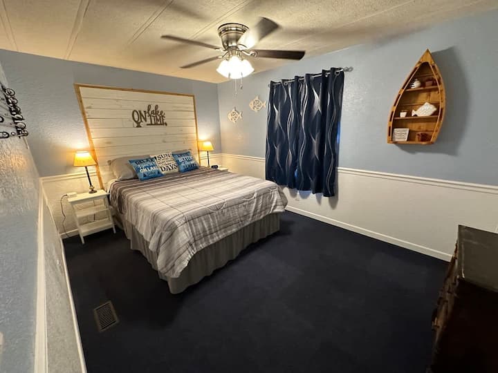 Spálňa č.2 zahŕňa pohodlnú manželskú posteľ a televízor. Skriňa poskytuje dostatok miesta pre vaše tašky a oblečenie a má strop lemovaný cédrom.