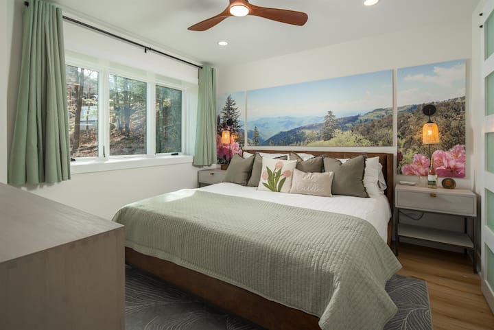 חדר שינה Spring Flowers: תוכלו להירגע עם נופים יעריים שלווים, מיטת קינג סייז יוקרתית וטלוויזיית Roku בגודל 55 אינץ'.