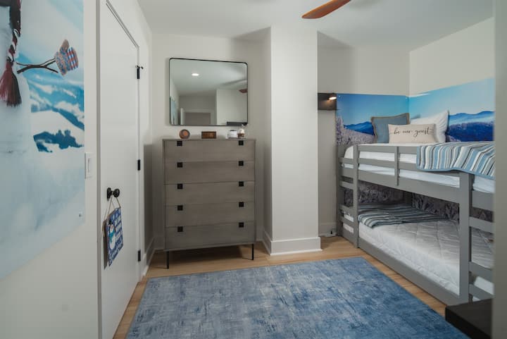 חדר שינה של Winter Snow: פלייסטיישן 5 עם 2 בקרים, טלוויזיית Roku 50 אינץ'. שינה נעימה על מיטת קומותיים זוגית.  מזרן זוגי נוסף ומתקן משחקים זמינים בארון.