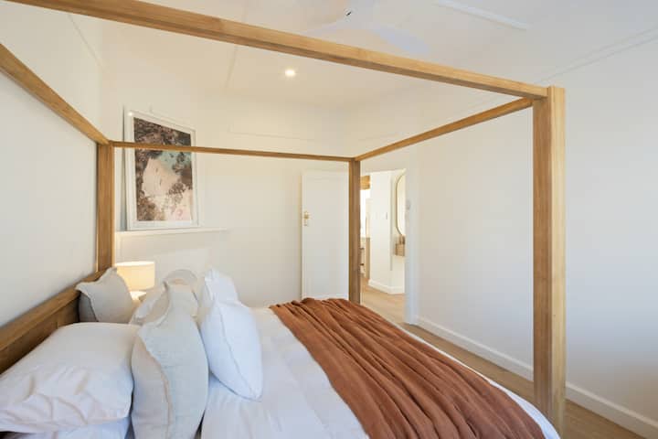 Ოთახში არის სუფთა და ელეგანტური ესთეტიკა.