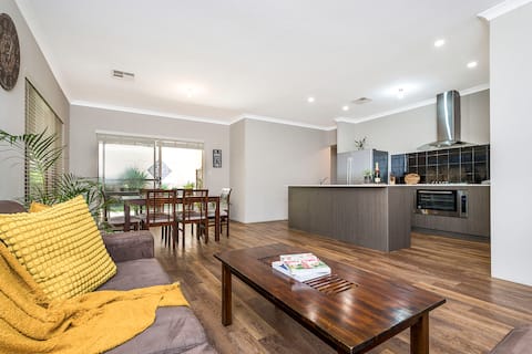 Family Friendly 4BR Home - Fast WiFi, Free Parking