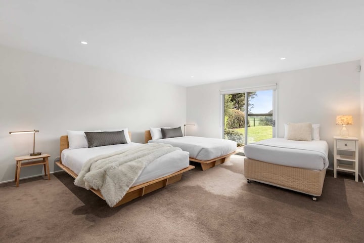 Спална соба 4 – 2 брачни кревета, 1 единечен кревет