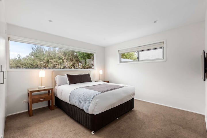 Спална соба 2 – брачен кревет (широк 150-179 см) со сопствена спална соба, телевизор