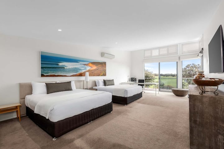 Спална соба 1 (на горниот кат) – 2 брачни кревета со сопствена бања, телевизор и приватен балкон