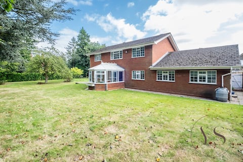 6BR Villa in Birmingham with Free Parking
