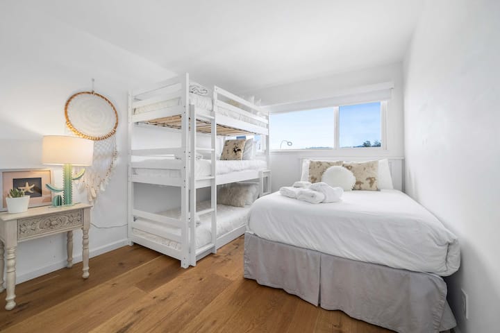 Სტუმრების საძინებელი - სრული საწოლი და ერთადგილიანი ორსართულიანი საწოლები - ზემოთ