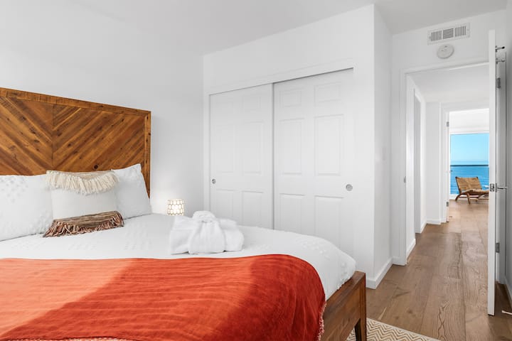 Სტუმრების საძინებელი - საწოლი 152 × 203 სმ - ზემოთ