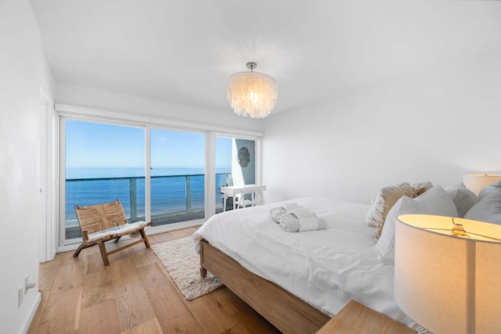 Ძირითადი საძინებელი სააბაზანოთი - საწოლი დიდი ხნით ადრე - ზემოთ