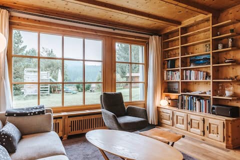 Popular Airbnb listing: Cozy apartment made of Swiss pine in Pontresina