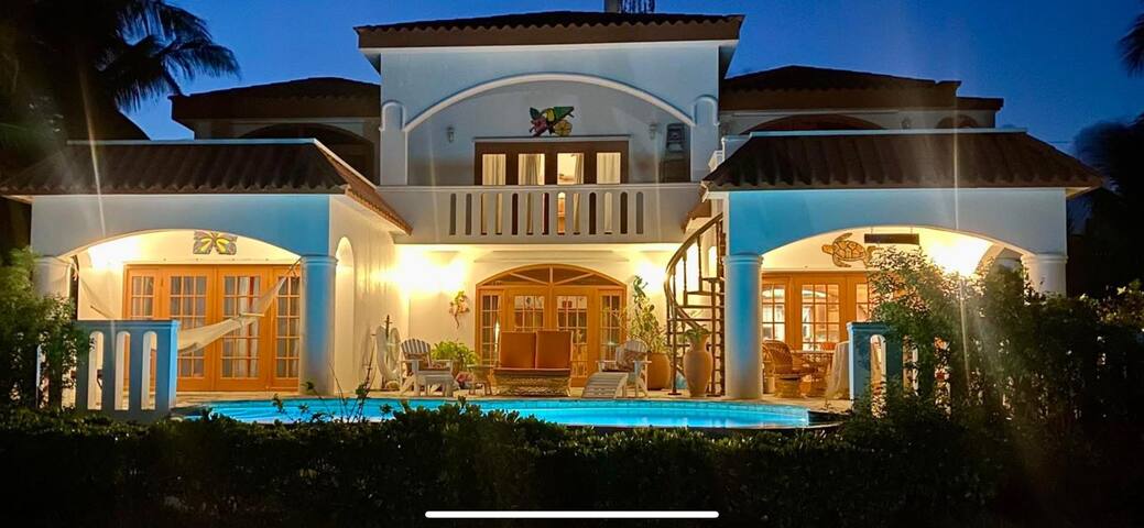 5 BR Beachfront Luxury Holiday Home w/ Pool / Pier gallery image 2