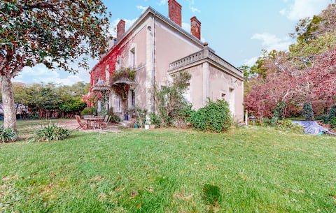 7 bedroom lovely home in Chabris