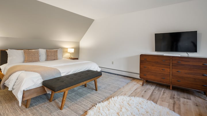 Брачна спална соба за гости на горниот кат