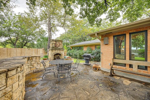 Del Rio Home w/ Large Yard, BBQ + Fireplace!