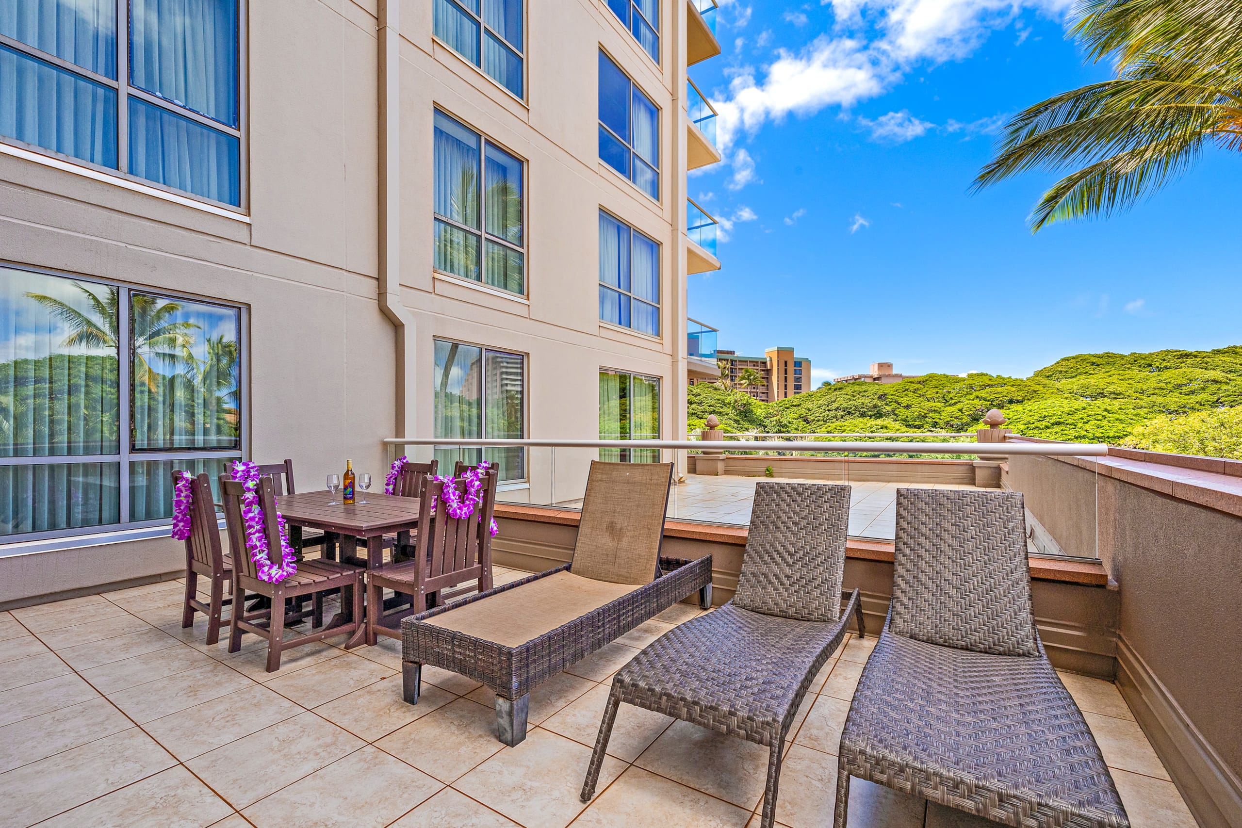 Honua Kai K232 Modern Condo Indoor-Outdoor Living - Image 10