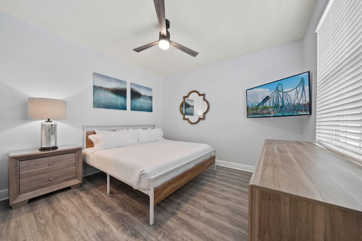 - חדר שינה עם מיטת קינג סייז, ריהוט מודרני ואמנות קיר
- דירת נופש באורלנדו עם טלוויזיה ועיצוב מואר
- מקום אירוח מרווח למשפחות ליד אטרקציות של דיסני