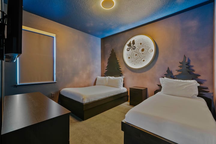 - חדר שינה זוגי בעיצוב חדר רחצה זוהר
- דירת נופש באורלנדו עם עיצוב קסם
- אירוח משפחתי המציע לילדים סידור חדר יצירתי