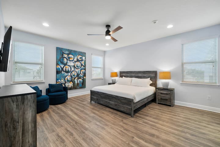 - חדר שינה ראשי מודרני עם מיטת קינג סייז ועיצוב
- יחידת נופש למשפחות באורלנדו ליד דיסני
- אירוח קבוצתי נוח עם חדר שינה מעוצב