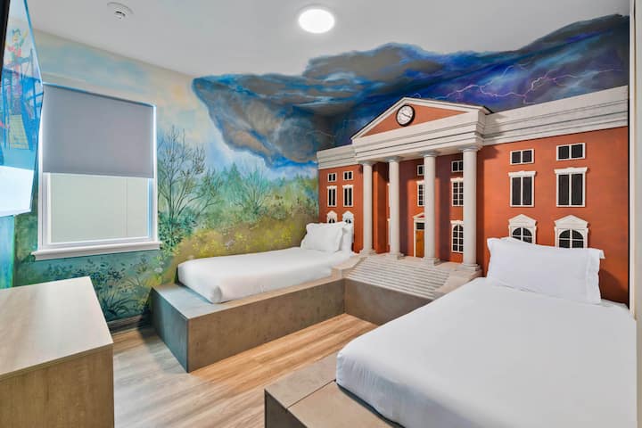 - חדר שינה זוגי עם ציור קיר של בית משפט וסערה
- דירת נופש באורלנדו עם עיצוב ייחודי
- אירוח משפחתי ליד דיסני עם משיכה יצירתית לילדים