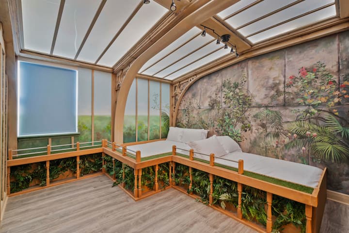 - חדר שינה בהשראת גן עם ציור קיר וצמחייה
- דירת נופש באורלנדו עם חדר שינה בעיצוב נושא
- בית שמתאים למשפחות, עם עיצוב מרתק ומהנה