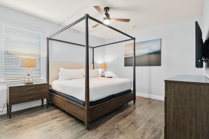 - חדר שינה עם מיטת קינג סייז עם עיצוב טלוויזיה חכמה
- יחידת נופש באורלנדו המציעה נוחות ועיצוב
- אירוח ידידותי למשפחות לקבוצות שמבקרות בדיסני