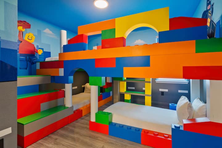 - חדר שינה עם מיטת קומותיים בעיצוב של לגו עם אמנות קיר צבעונית
- דירת נופש באורלנדו עם מרחב משחקים כיפי לילדים
- אירוח ידידותי למשפחות עם עיצוב שובב וסוחף