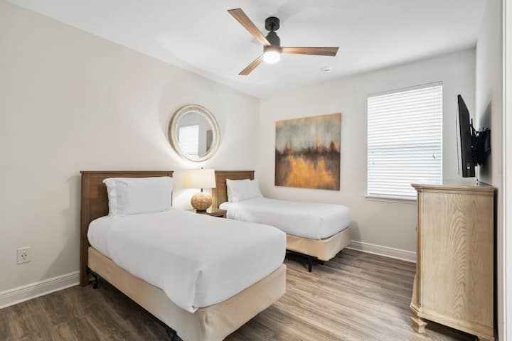 - חדר שינה זוגי עם עיצוב נעים ואמנות קיר
- דירת נופש באורלנדו עם מרחב שמתאים למשפחות
- שהייה נוחה המציעה טלוויזיה ונגיעות מודרניות