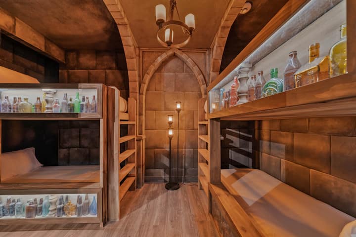 - חדר שינה בסגנון קומותיים עם מסגרות עץ כפריות
- דירת נופש באורלנדו עם עיצוב קסום
- אירוח ידידותי למשפחות עם סביבה של פנטזיה סוחפת