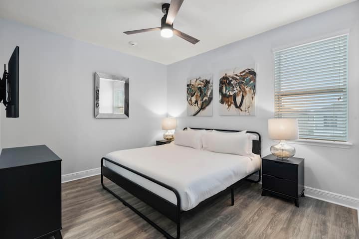 - חדר שינה עם מיטת קווין סייז, אמנות קיר שיקית ועיצוב מודרני
- דירת נופש באורלנדו עם מרחב מואר ומסוגנן
- שהייה משפחתית המציעה נוחות ורוגע