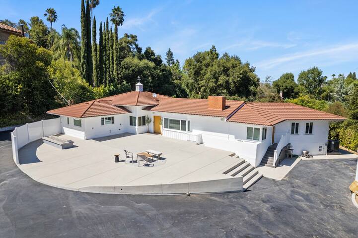 Tarzana Modern Gem w/ Pool & Soccer Field gallery image 5