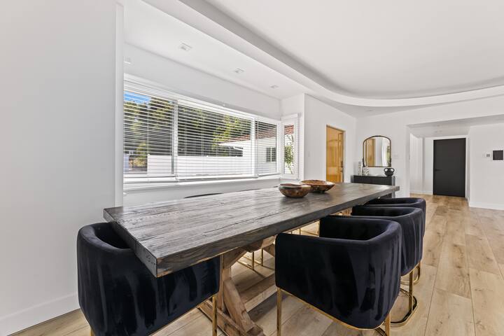 Tarzana Modern Gem w/ Pool & Soccer Field gallery image 4