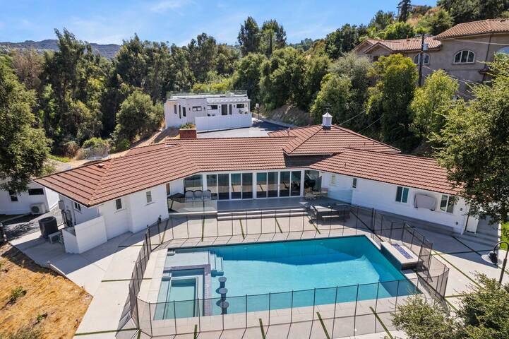 Tarzana Modern Gem w/ Pool & Soccer Field gallery image 2