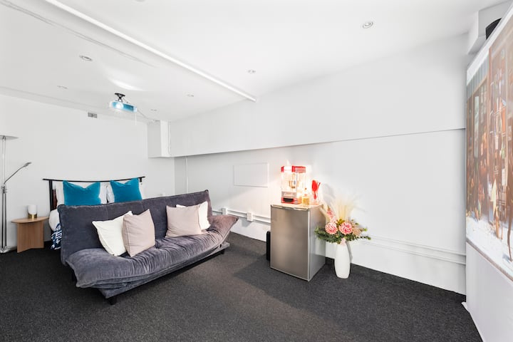 Მე-3 საძინებელი ორადგილიანი საწოლით და გასაშლელი ტახტით. Ამ საძინებელში არის პროექტორი ეკრანით და პოპკორნის აპარატი