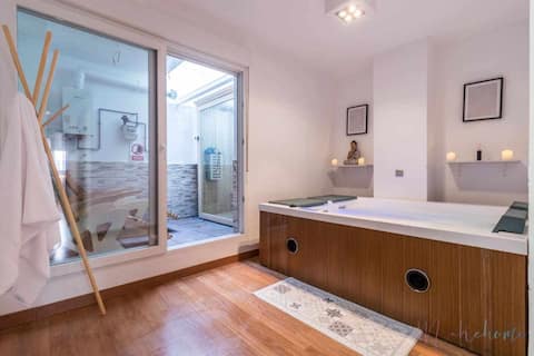 Airbnb con mejor rendimiento: Luxury at your fingertips with a spa and garage, right in the center en Huelva