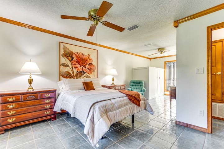 Silid - tulugan 1 | Queen Bed | En - Suite na Banyo
