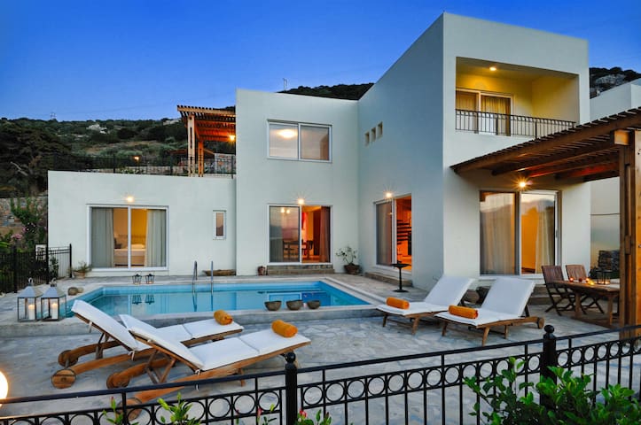 Spacious villa with private pool and sea view, jus