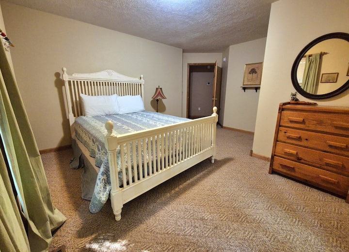 Uživajte u opuštajućem boravku u udobnoj gostinjskoj sobi osmišljenoj za maksimalnu udobnost i opuštanje.