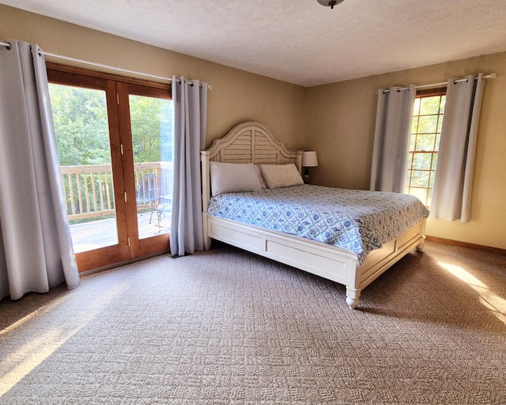 Velikodušna primarna spavaća soba s ugodnim ambijentom i velikom privatnom kupaonicom za dodatnu privatnost.