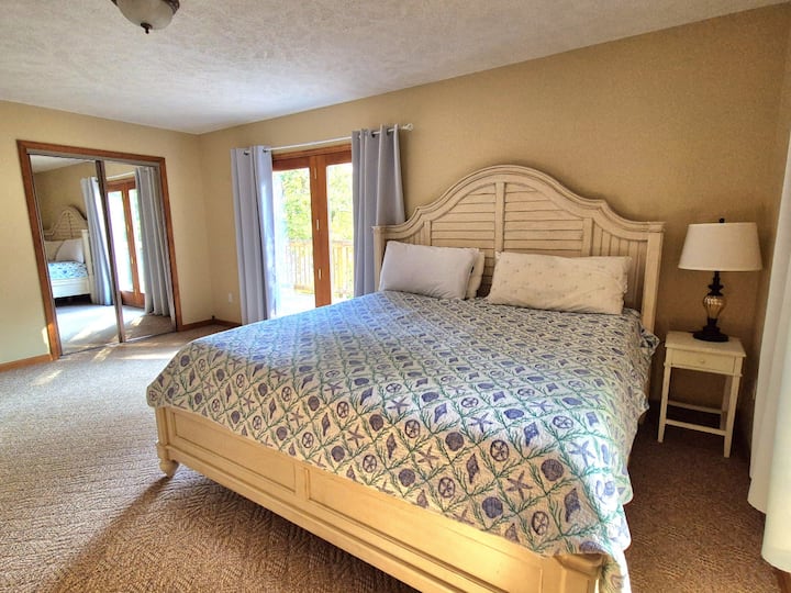 Velikodušna primarna spavaća soba s ugodnim ambijentom i velikom privatnom kupaonicom za dodatnu privatnost.