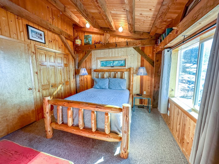 El dormitorio 1 cuenta con una cama tamaño queen tallada a mano de madera.