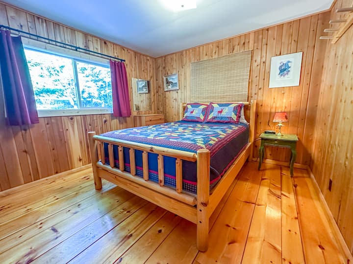 El dormitorio 2 tiene una cama tamaño queen tallada a mano de madera.