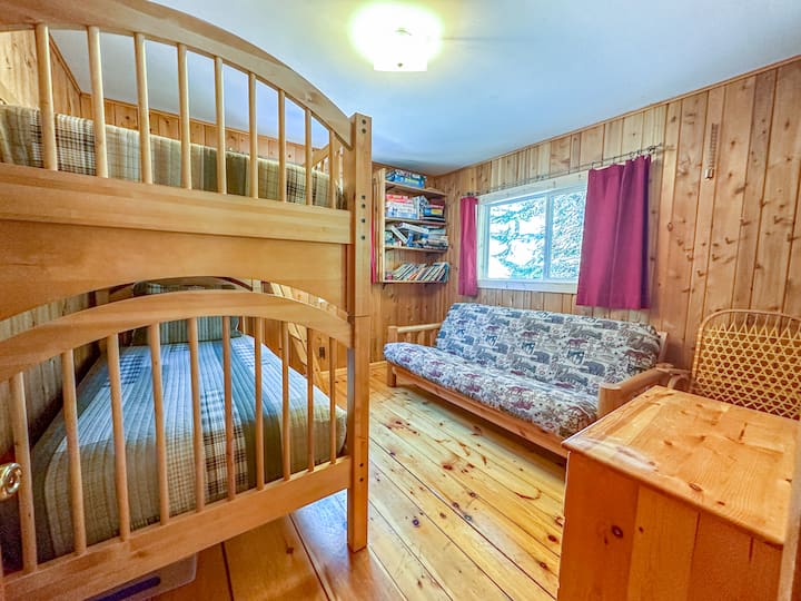 El dormitorio 3 ofrece una litera con dos camas individuales.