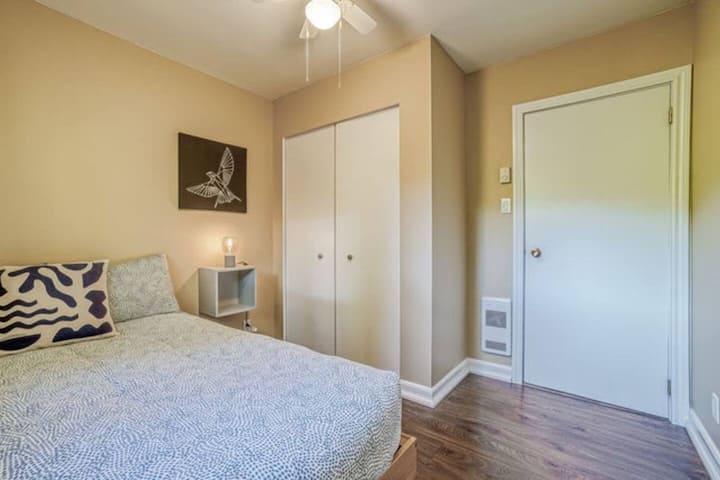 Letto matrimoniale nella camera da letto tre con ventilatore a soffitto e luci