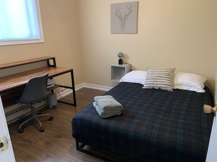 Camera da letto due/ufficio con letto queen-size, scrivania e area di lavoro