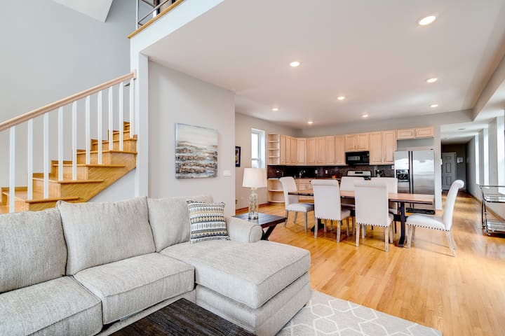 3 Flat Building Downtown – With Private Patios gallery image 3