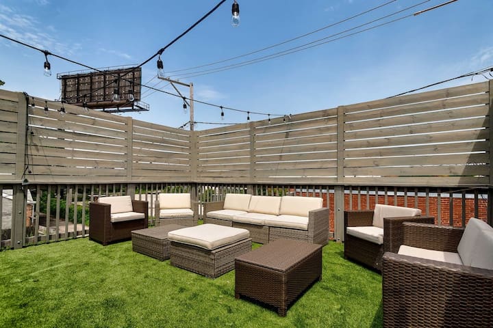 3 Flat Building Downtown – With Private Patios gallery image 4