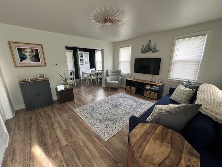 Fungua mpango wa sakafu unaofaa kwa ajili ya kutumia muda na familia yako na/au marafiki bila kujali wakati wa siku.